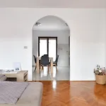 Spacious Mary With Terrace Apartment
