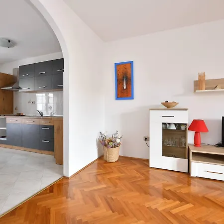 Spacious Mary With Terrace * רוביני