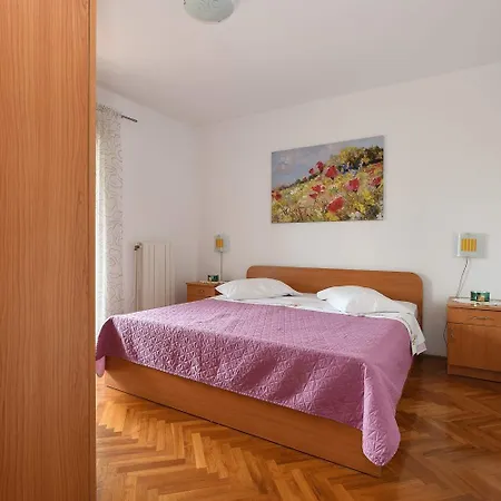 Spacious Mary With Terrace דירה רוביני