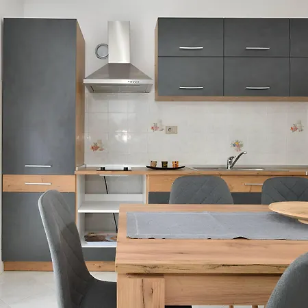 Spacious Mary With Terrace רוביני