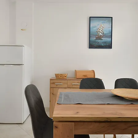 Apartment Spacious Mary With Terrace