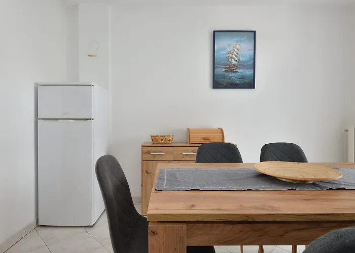 Spacious Mary With Terrace